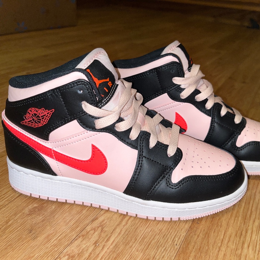 Nike “boys” size 5Y BRAND NEW